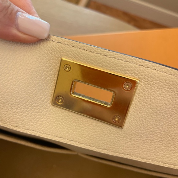 Louis Vuitton ON MY SIDE MM - Picture 7 of 17